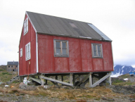Obr. 10  Typický dřevěný domek (Kulusuk, Grónsko)